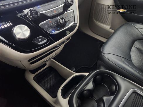 Used 2022 Chrysler Pacifica Touring-L image 21