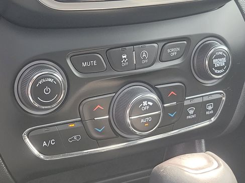 Used 2020 Jeep Cherokee Limited image 16