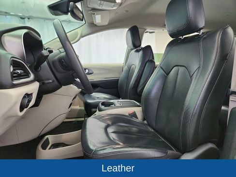 Used 2022 Chrysler Pacifica Touring-L FWD image 10