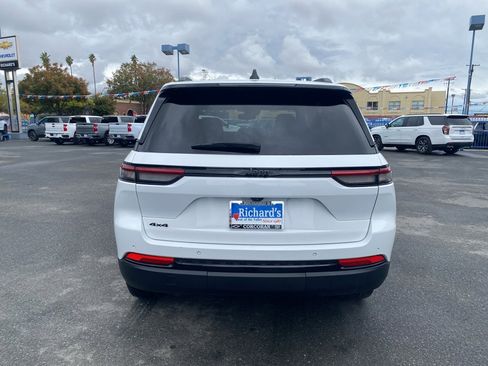 Used 2024 Jeep Grand Cherokee Altitude image 10