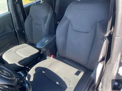 Used 2019 Jeep Renegade Altitude w/ Quick Order Package 2XM FWD image 18