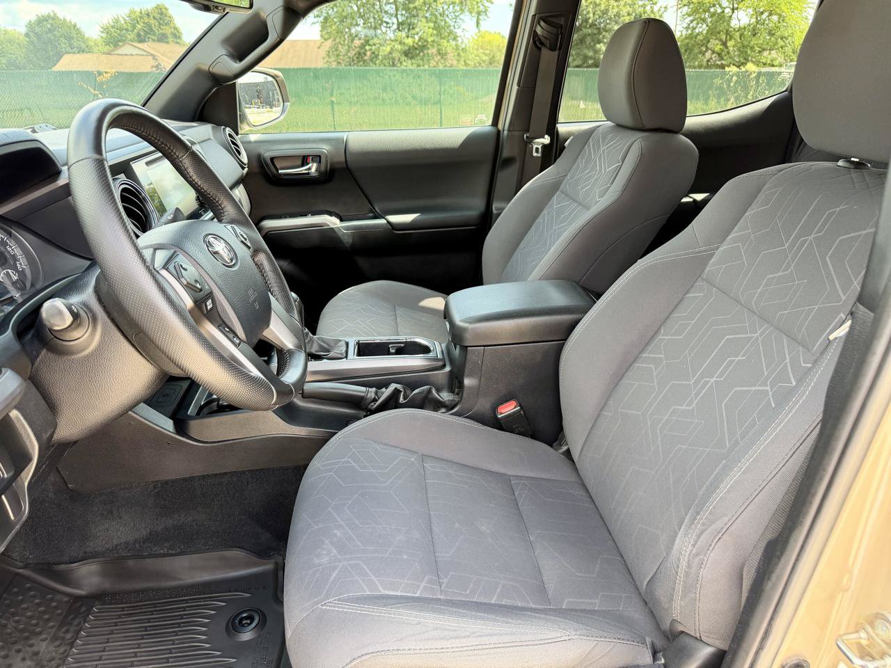Used 2016 Toyota Tacoma TRD Off-Road w/ Premium & Technology Package AWD/4WD image 16