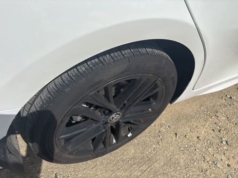 Used 2025 Toyota Camry SE image 5