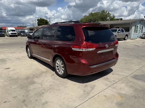 Used 2014 Toyota Sienna Limited w/ Limited Premium Package FWD image 4