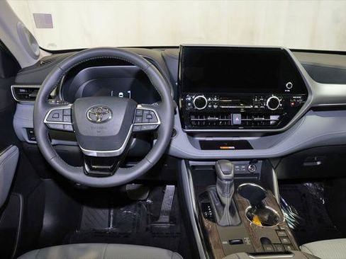 Certified 2024 Toyota Highlander Platinum AWD/4WD image 2