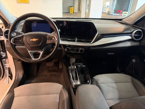 Used 2025 Chevrolet Trax LT w/ LT Convenience Package FWD image 32