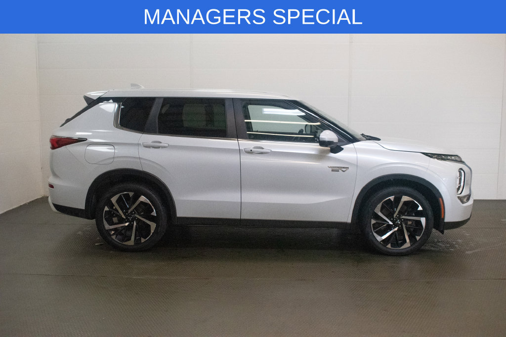 Used 2024 Mitsubishi Outlander 4WD Plug-In Hybrid image 3