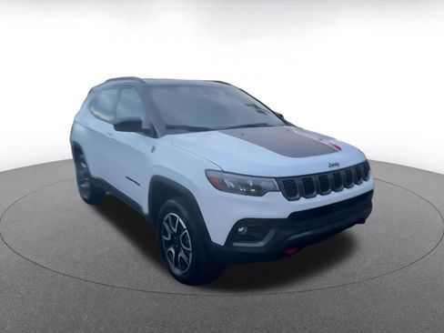 Used 2025 Jeep Compass Trailhawk image 3