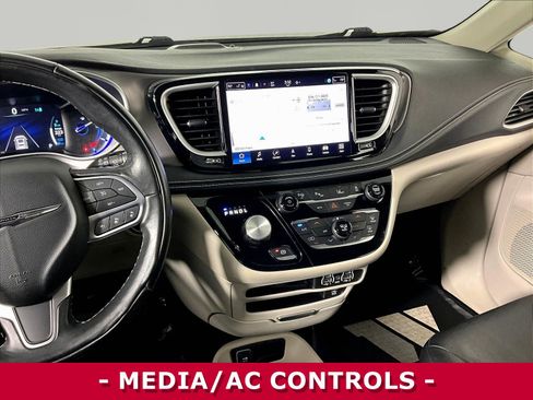 Used 2022 Chrysler Pacifica Touring-L w/ Uconnect Theater Family Group FWD image 9