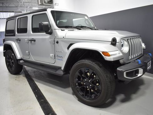 Used 2022 Jeep Wrangler Unlimited Sahara w/ Cold Weather Group image 7