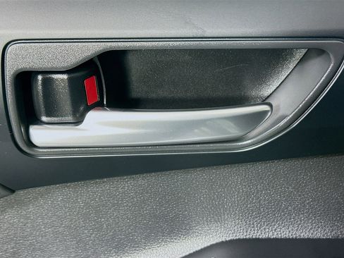 Used 2023 Toyota Highlander XLE FWD image 14