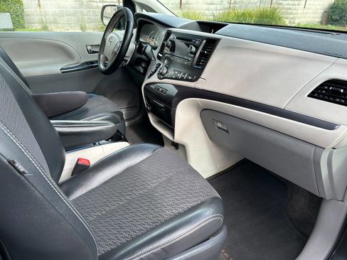 Used 2011 Toyota Sienna SE image 13