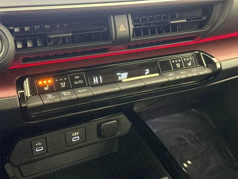 Used 2025 Toyota Prius Plug-In Hybrid image 26