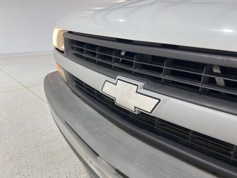 Used 2000 Chevrolet Silverado 2500 W/T w/ Firm Ride Suspension Pkg image 25