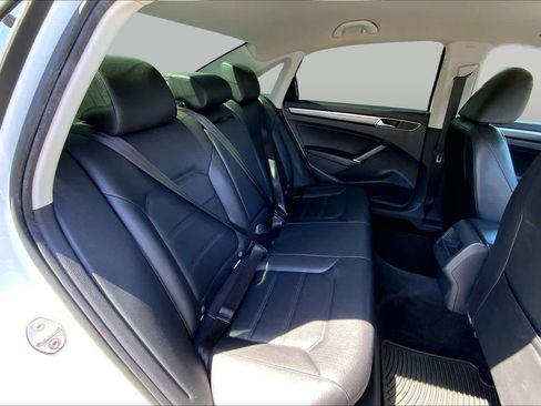 Used 2018 Volkswagen Passat 2.0T R-Line w/ R-Line Lighting Package FWD image 19