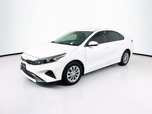 Used 2024 Kia Forte LX image 3