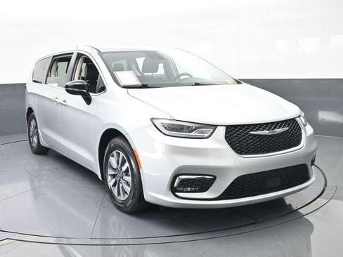 Used 2024 Chrysler Pacifica Select image 9