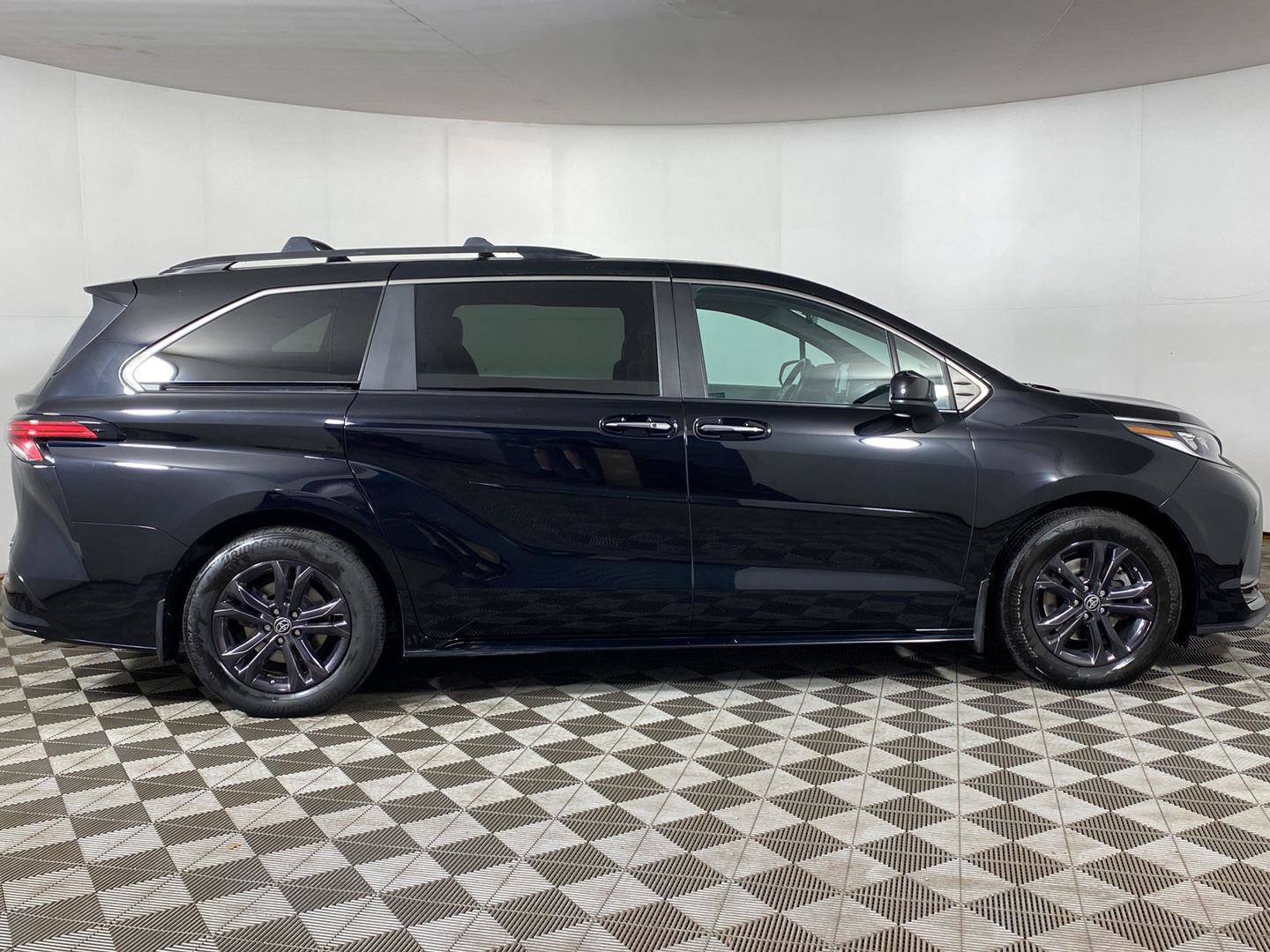 Used 2024 Toyota Sienna XSE w/ XSE Plus Package AWD/4WD image 7