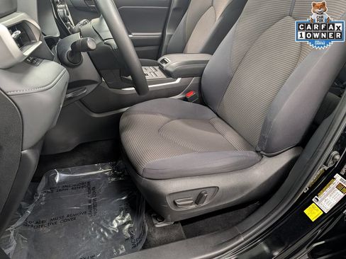 Used 2022 Toyota Highlander LE AWD/4WD image 11