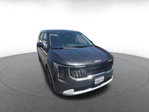 Used 2026 Kia Carnival FWD image 3