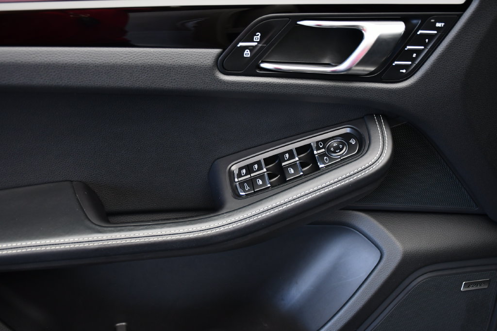 Certified 2024 Porsche Macan AWD/4WD image 35