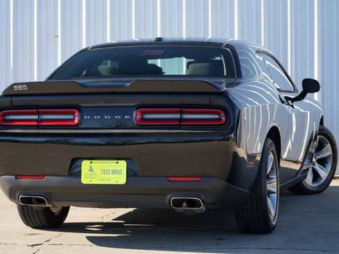Used 2015 Dodge Challenger SXT image 4