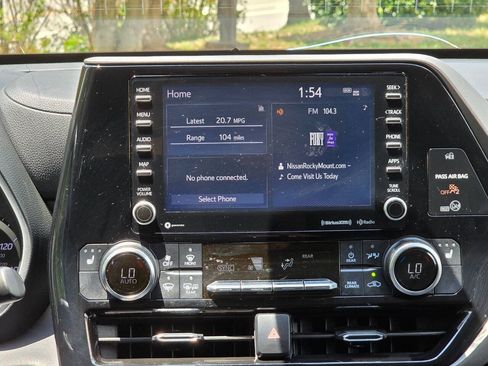 Used 2021 Toyota Highlander XLE AWD/4WD image 23