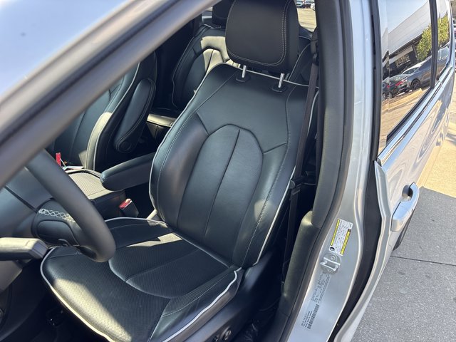 Used 2026 Chrysler Pacifica Limited FWD image 24