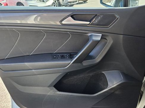 Used 2023 Volkswagen Tiguan SE w/ Panoramic Sunroof Package image 16