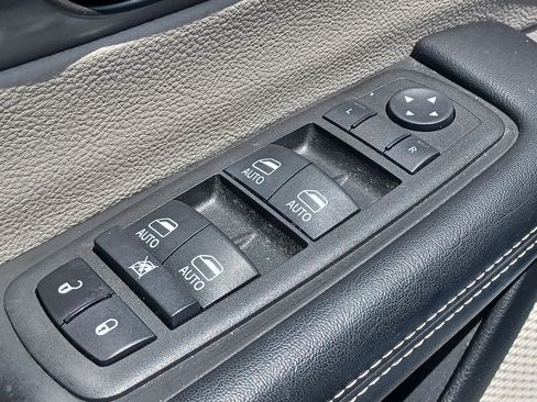 Used 2023 Chrysler Pacifica Touring-L w/ Uconnect Theater Family Group AWD/4WD image 12