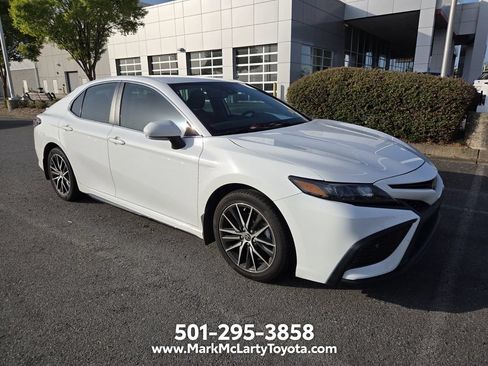 Used 2023 Toyota Camry SE FWD image 3