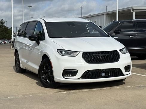 Used 2024 Chrysler Pacifica Limited FWD image 2