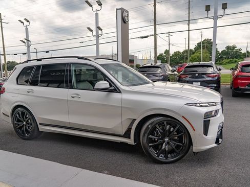 Used 2023 BMW X7 xDrive40i w/ M Sport Package AWD/4WD image 10