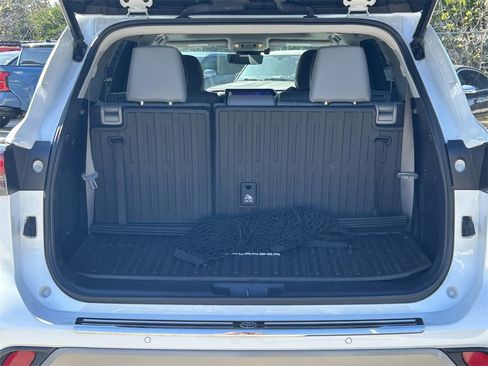 Used 2023 Toyota Highlander Platinum image 16