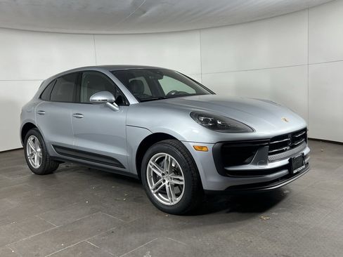 Certified 2025 Porsche Macan image 9