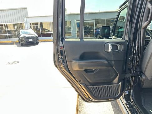 Used 2025 Jeep Wrangler Unlimited Sahara image 24