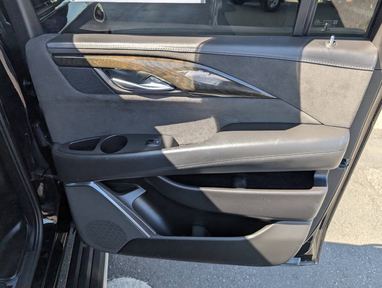 Used 2017 Cadillac Escalade ESV Platinum AWD/4WD image 38
