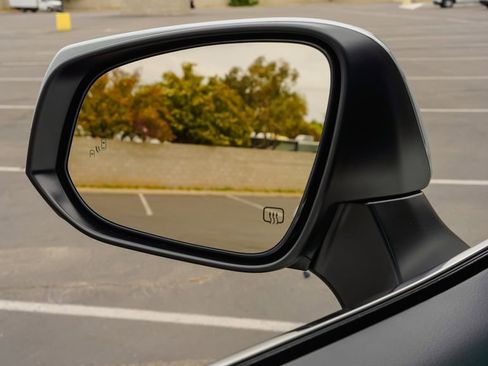 Used 2025 Toyota Highlander XLE image 18