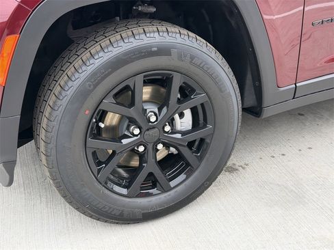 New 2025 Jeep Grand Cherokee Altitude image 9