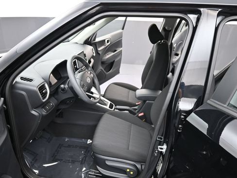 Certified 2026 Hyundai Venue SE FWD image 12