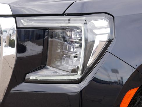 Used 2024 GMC Yukon SLT w/ SLT Premium Package image 16