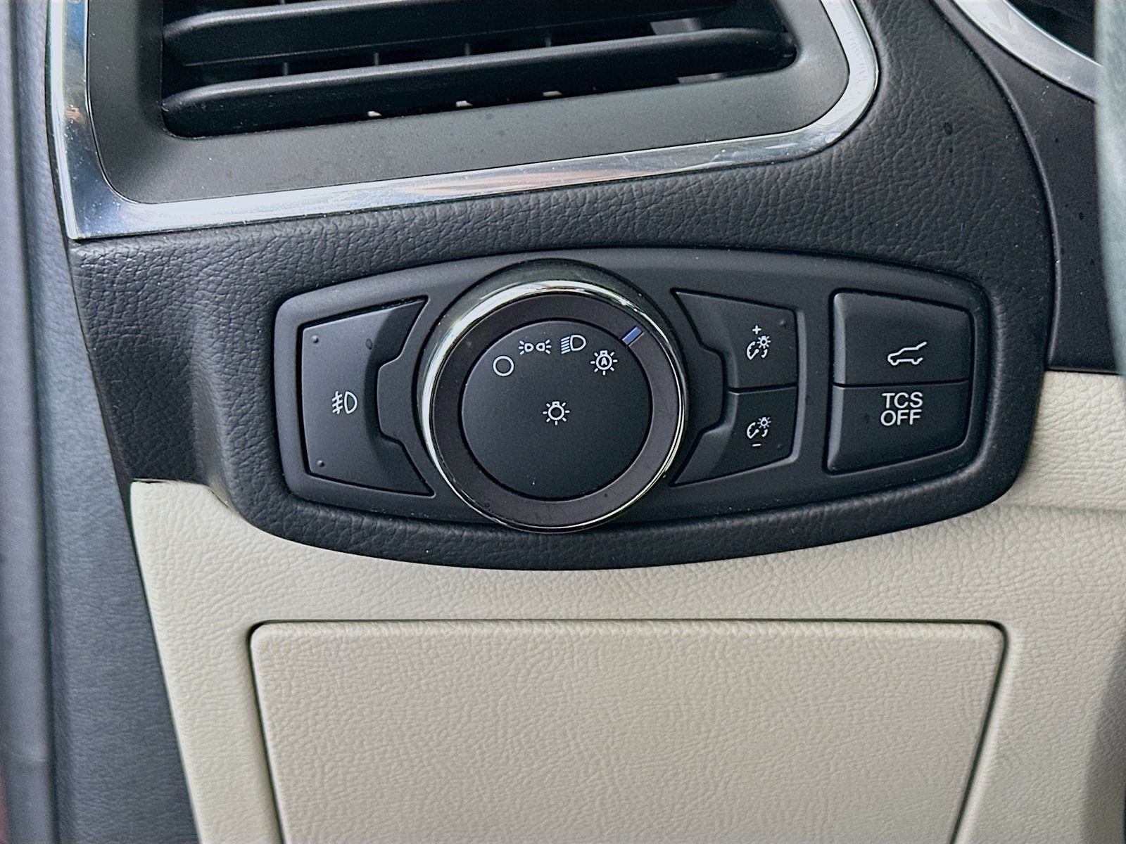 Used 2019 Ford Edge Titanium w/ Cold Weather Package AWD/4WD image 10
