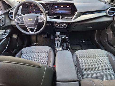 Used 2025 Chevrolet Trax LT w/ LT Convenience Package FWD image 26