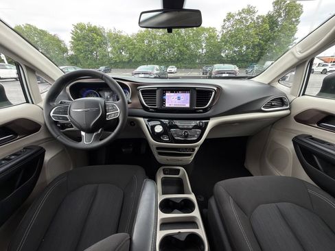 Used 2022 Chrysler Voyager LX FWD image 11
