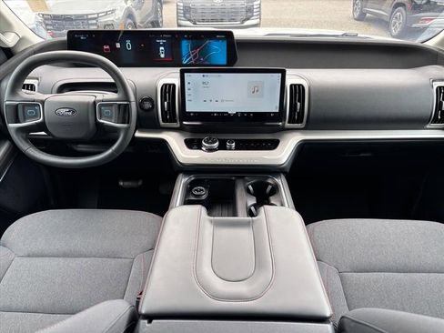 Used 2025 Ford Expedition Active RWD image 4
