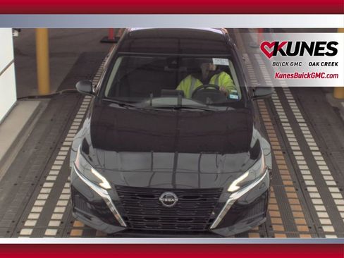 Used 2024 Nissan Altima 2.5 SV image 2