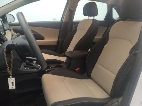 Used 2019 Hyundai Elantra GT FWD image 17