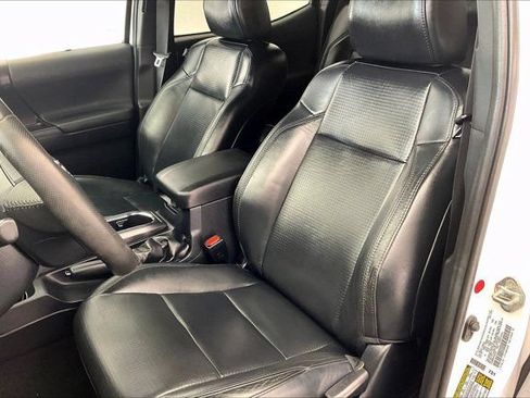 Used 2019 Toyota Tacoma TRD Off-Road w/ TRD Premium Off Road Package AWD/4WD image 18
