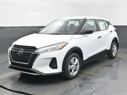 Certified 2025 Nissan Kicks Play S image 3