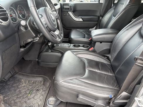 Used 2017 Jeep Wrangler Unlimited Sahara w/ Connectivity Group AWD/4WD image 16